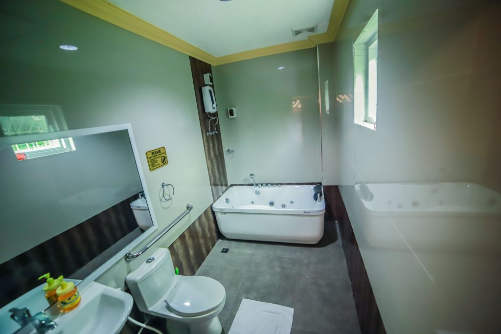 FAMILY DELUXE ROOM W JACUZZI CR PIC 2