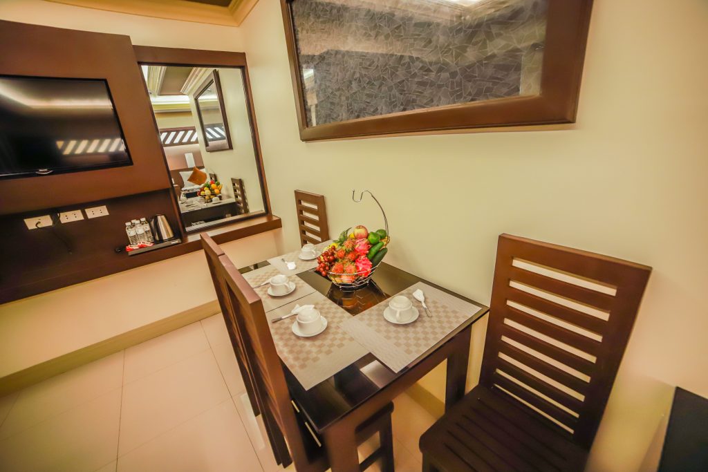 FAMILY SUITE ROOM DINING ROOM PIC 1