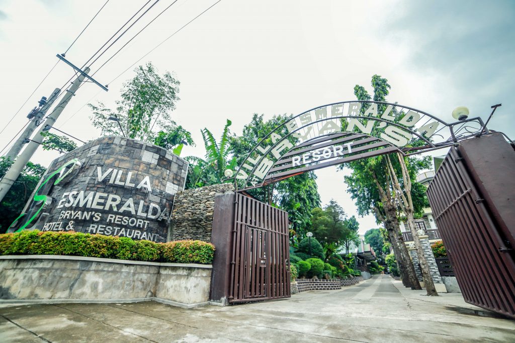 villa esmeralda entryway